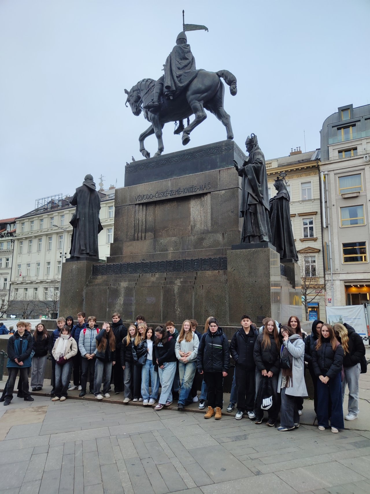 1765878042_1765878037820